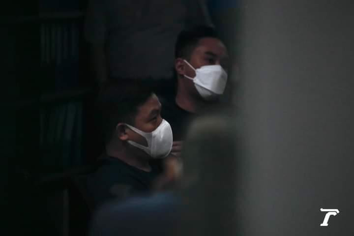 Papinwit Rodbangyang và Tanuphat Lertthaweewit đến trình diện tại sở cảnh sát. - Ảnh: Thairath. Papinwit Rodbangyang và Tanuphat Lertthaweewit đến trình diện tại sở cảnh sát. - Ảnh: Thairath.