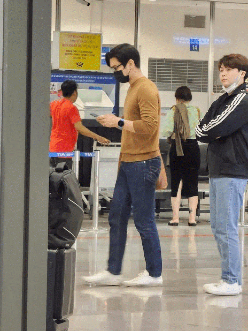 Siwon ăn mặc giản dị, đeo khẩu trang kín nhưng vẫn toát lên hào quang của ngôi sao. Siwon ăn mặc giản dị, đeo khẩu trang kín nhưng vẫn toát lên hào quang của ngôi sao.