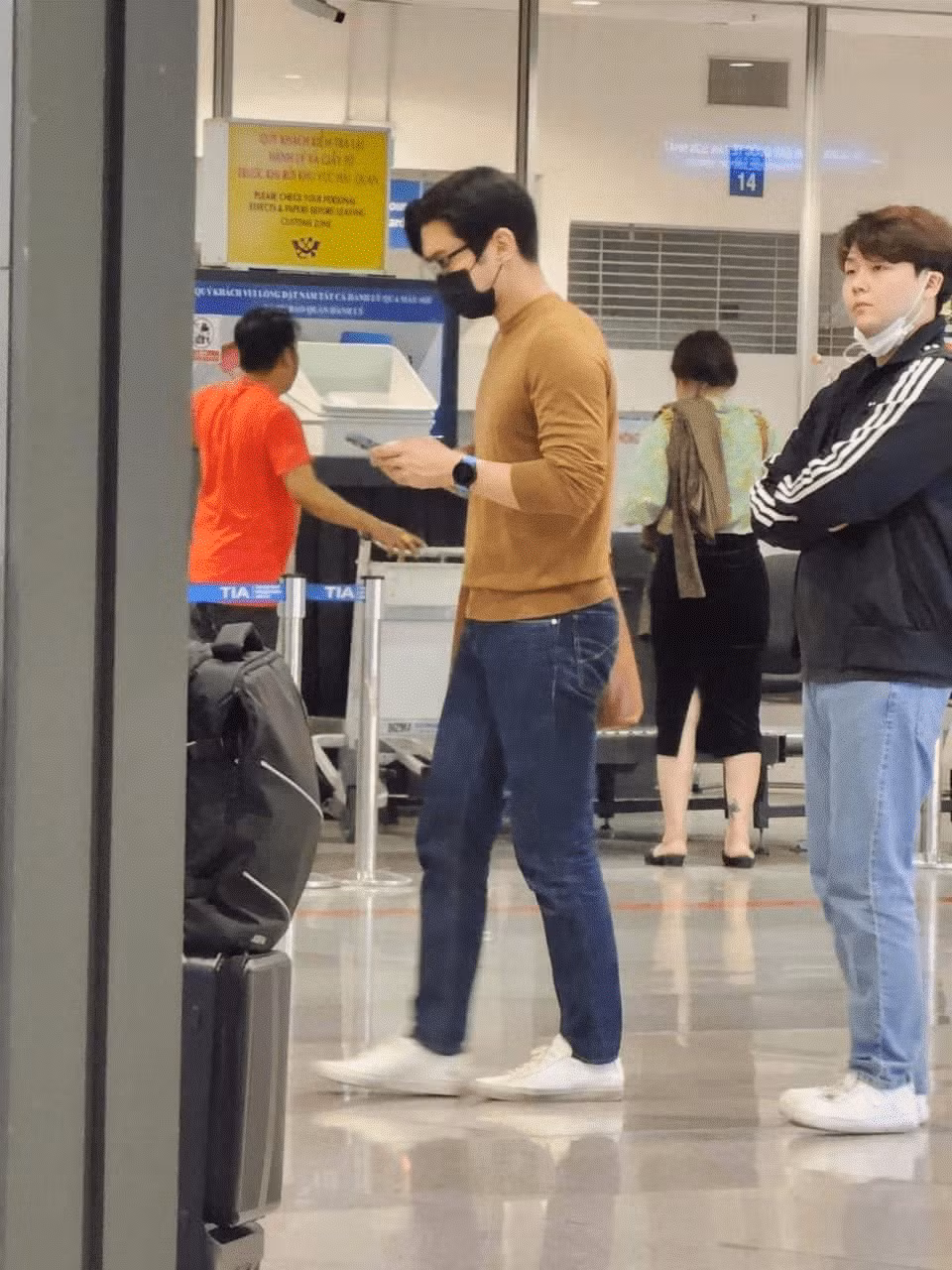 Siwon ăn mặc giản dị, đeo khẩu trang kín nhưng vẫn toát lên hào quang của ngôi sao.