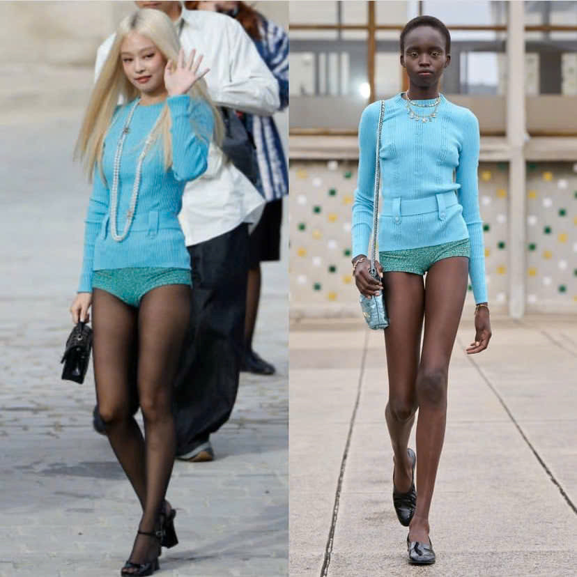 Bờ vai móc áo cùng thân hình thon gọn và thắt eo trứ danh giúp Jennie cân gọn bộ đồ khó, cô hoàn thiện tạo hình bằng chiếc túi xách Chanel màu đen tuyền. Cô không dùng vòng cổ nhỏ như người mẫu mà đổi thành vòng ngọc trai dài, tạo điểm nhấn khác biệt, sang trọng.