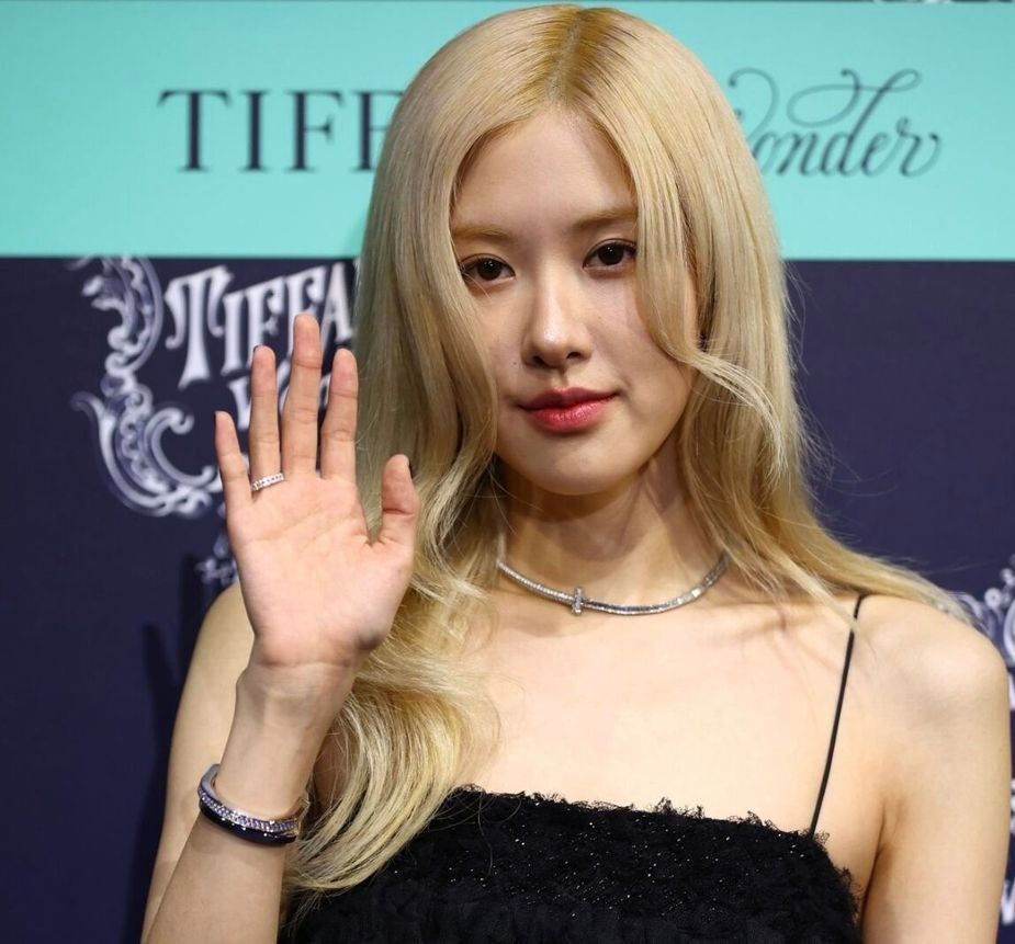 Có người đặt nghi vấn nữ ca sĩ đã cắt mí mắt để có đôi mắt hai mí to tròn hơn.