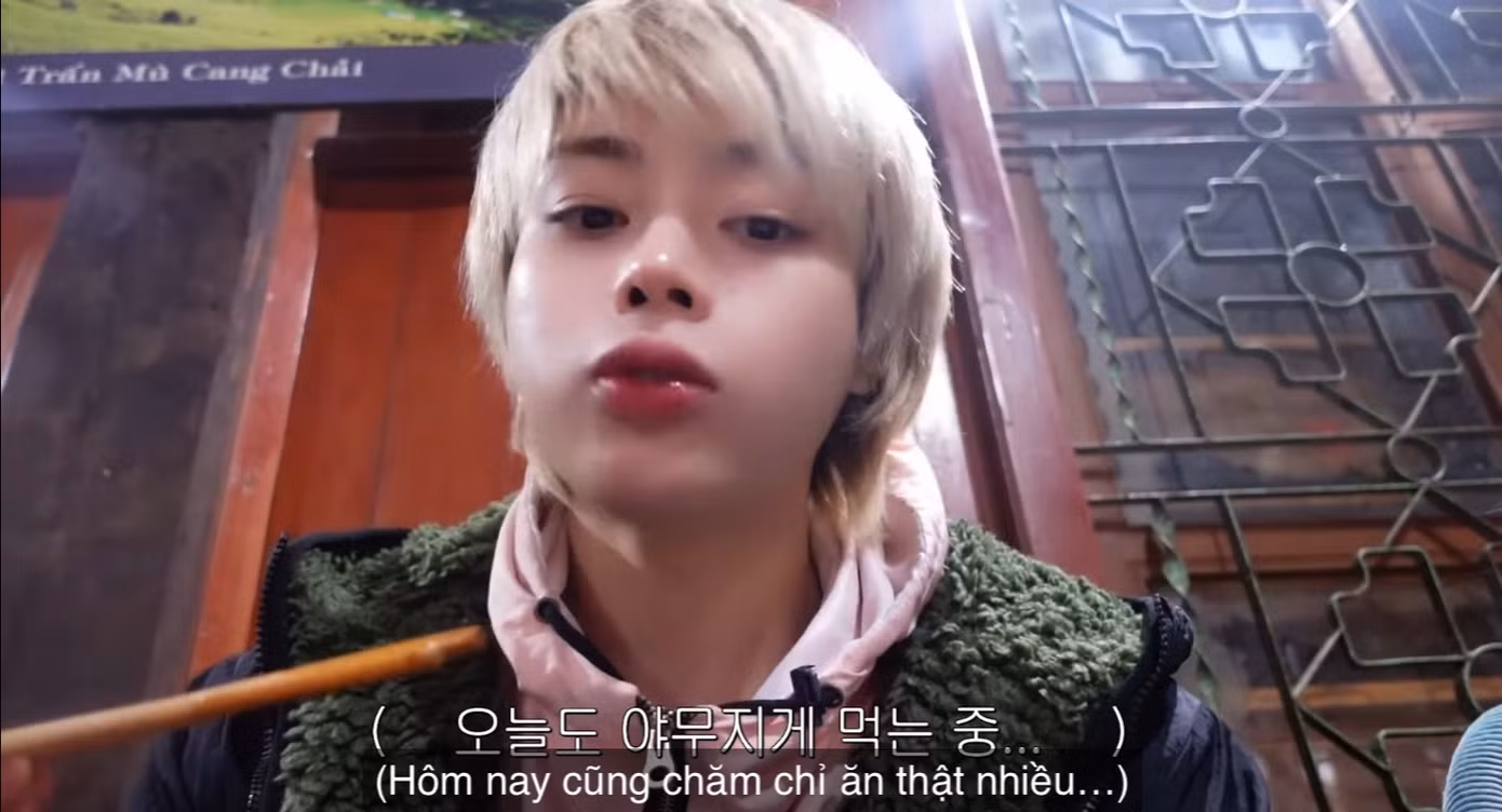 Hình ảnh Hanbin thưởng thức đồ ăn Việt Nam.