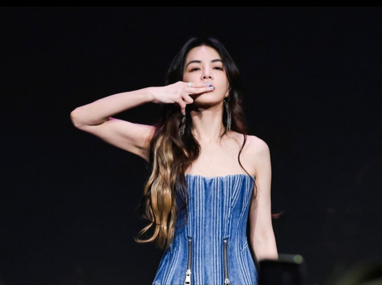 Hình ảnh Ella tại buổi hòa nhạc tại Thâm Quyến. Hình ảnh Ella tại buổi hòa nhạc tại Thâm Quyến.