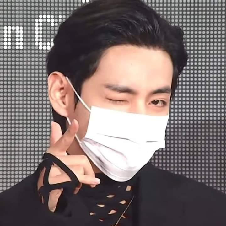 "Tổ trưởng má lúm" Kim Seon Ho hóa ra là fanboy, còn biểu diễn chung với nhóm BTS? ảnh 4 "Tổ trưởng má lúm" Kim Seon Ho hóa ra là fanboy, còn biểu diễn chung với nhóm BTS? ảnh 4