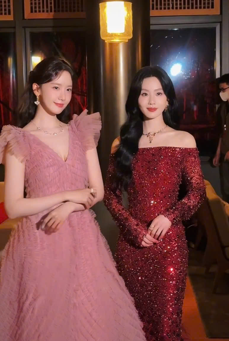 Cả hai khiến người hâm mộ suýt xoa trước vẻ ngoài xinh đẹp bất chấp tuổi tác. Cả hai khiến người hâm mộ suýt xoa trước vẻ ngoài xinh đẹp bất chấp tuổi tác.