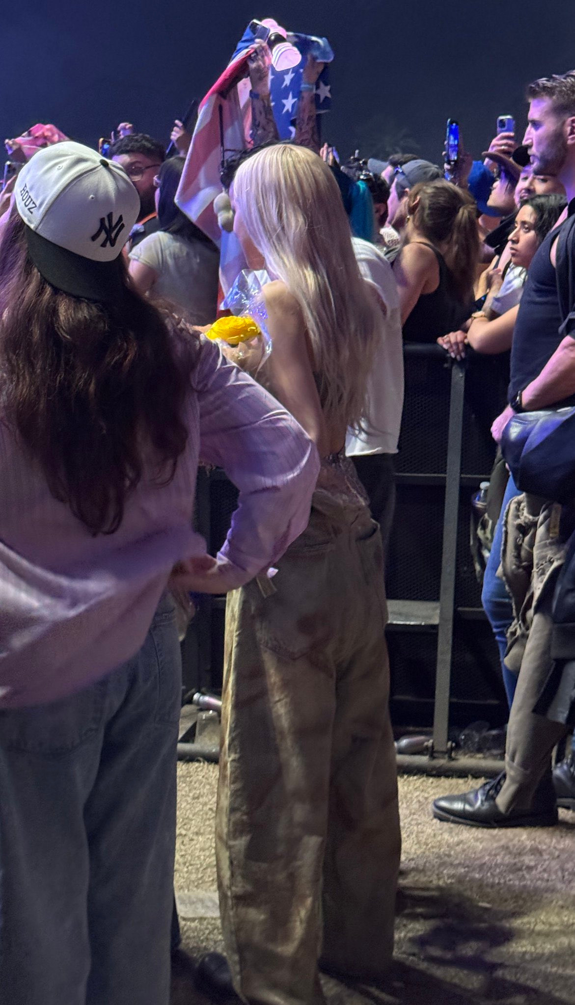 Nhiều khán giả tinh ý nhận ra Rosé đứng dưới khán đài, âm thầm cổ vũ cho người chị em thân thiết trong lần debut solo tại Coachella.