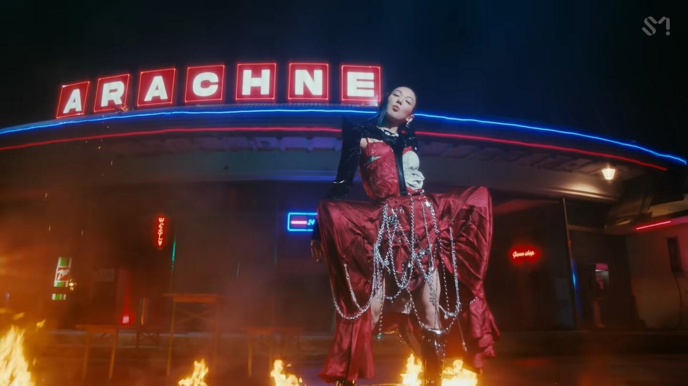 Bộ trang phục "chất lừ" trong MV được nhiều fan mong ngóng sẽ xuất hiện trên sân khấu của Hyoyeon. DEEP thu hút người xem với những phân cảnh ma mị, có phần "sởn gai ốc". Bộ trang phục "chất lừ" trong MV được nhiều fan mong ngóng sẽ xuất hiện trên sân khấu của Hyoyeon. DEEP thu hút người xem với những phân cảnh ma mị, có phần "sởn gai ốc".