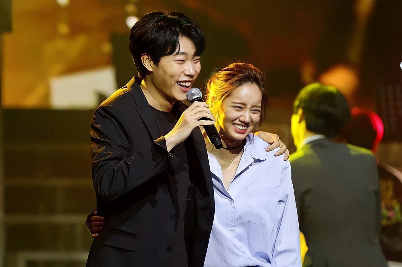 Mỗi khi được báo chí hỏi về đối phương, Hyeri và Ryu Jun Yeol luôn nở nụ cười hạnh phúc khi nhắc đến nửa còn lại.