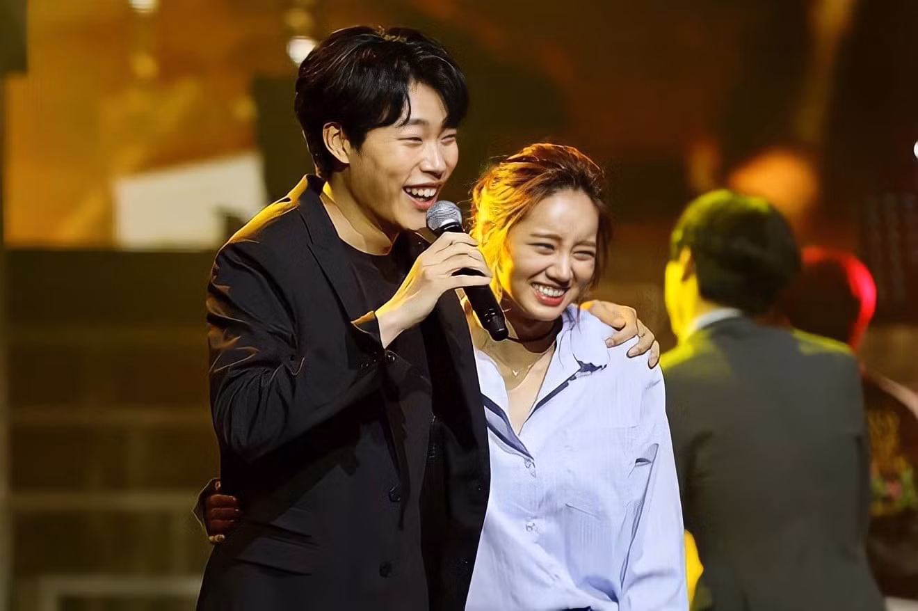 Mỗi khi được báo chí hỏi về đối phương, Hyeri và Ryu Jun Yeol luôn nở nụ cười hạnh phúc khi nhắc đến nửa còn lại.