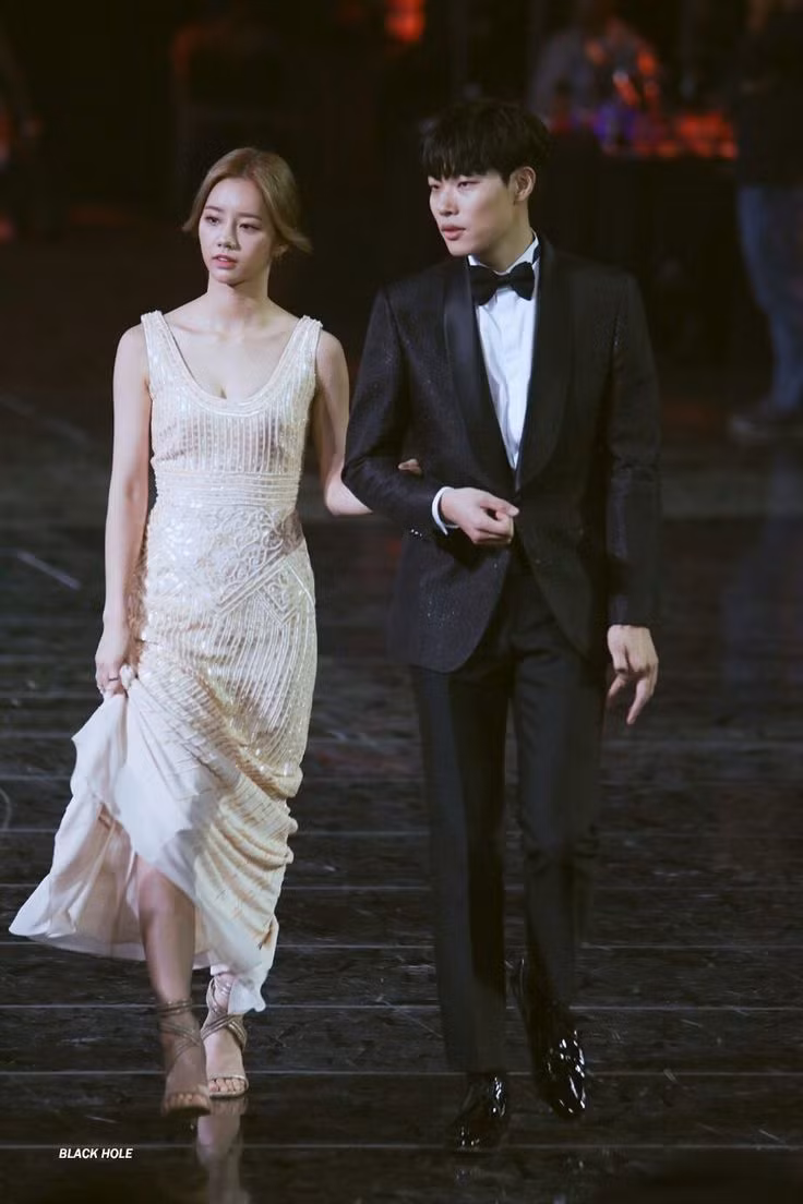 Cử chỉ quan tâm của Ryu Jun Yeol dành cho bạn gái thu hút sự chú ý của "hội shipper". Cử chỉ quan tâm của Ryu Jun Yeol dành cho bạn gái thu hút sự chú ý của "hội shipper".