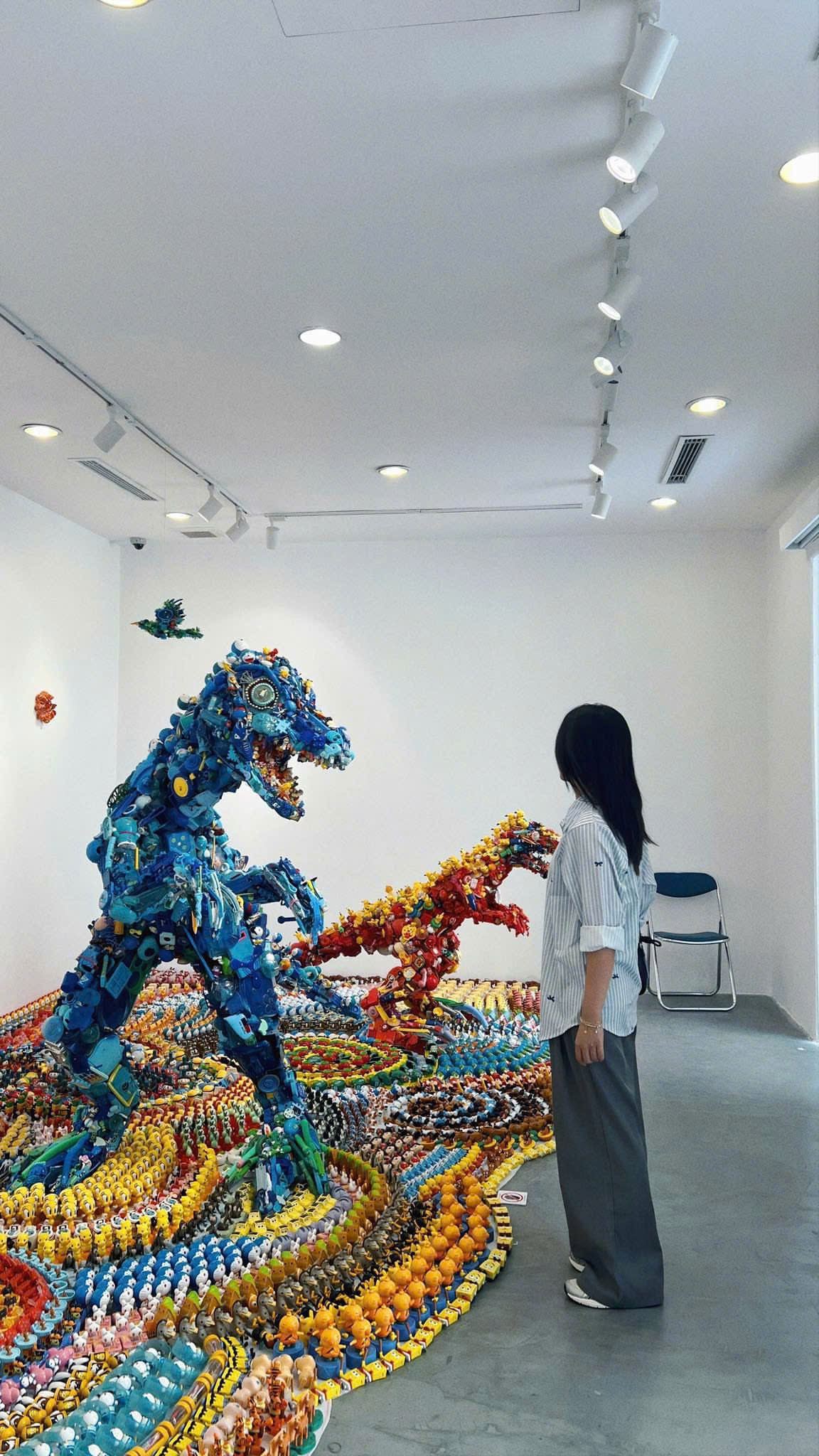 Triển lãm "Kỷ nguyên nhựa" không chỉ là một sự kiện nghệ thuật độc đáo mà còn là một điểm đến "sống ảo" lý tưởng cho giới trẻ. (Ảnh: minhtri253, toetoday) Triển lãm "Kỷ nguyên nhựa" không chỉ là một sự kiện nghệ thuật độc đáo mà còn là một điểm đến "sống ảo" lý tưởng cho giới trẻ. (Ảnh: minhtri253, toetoday)