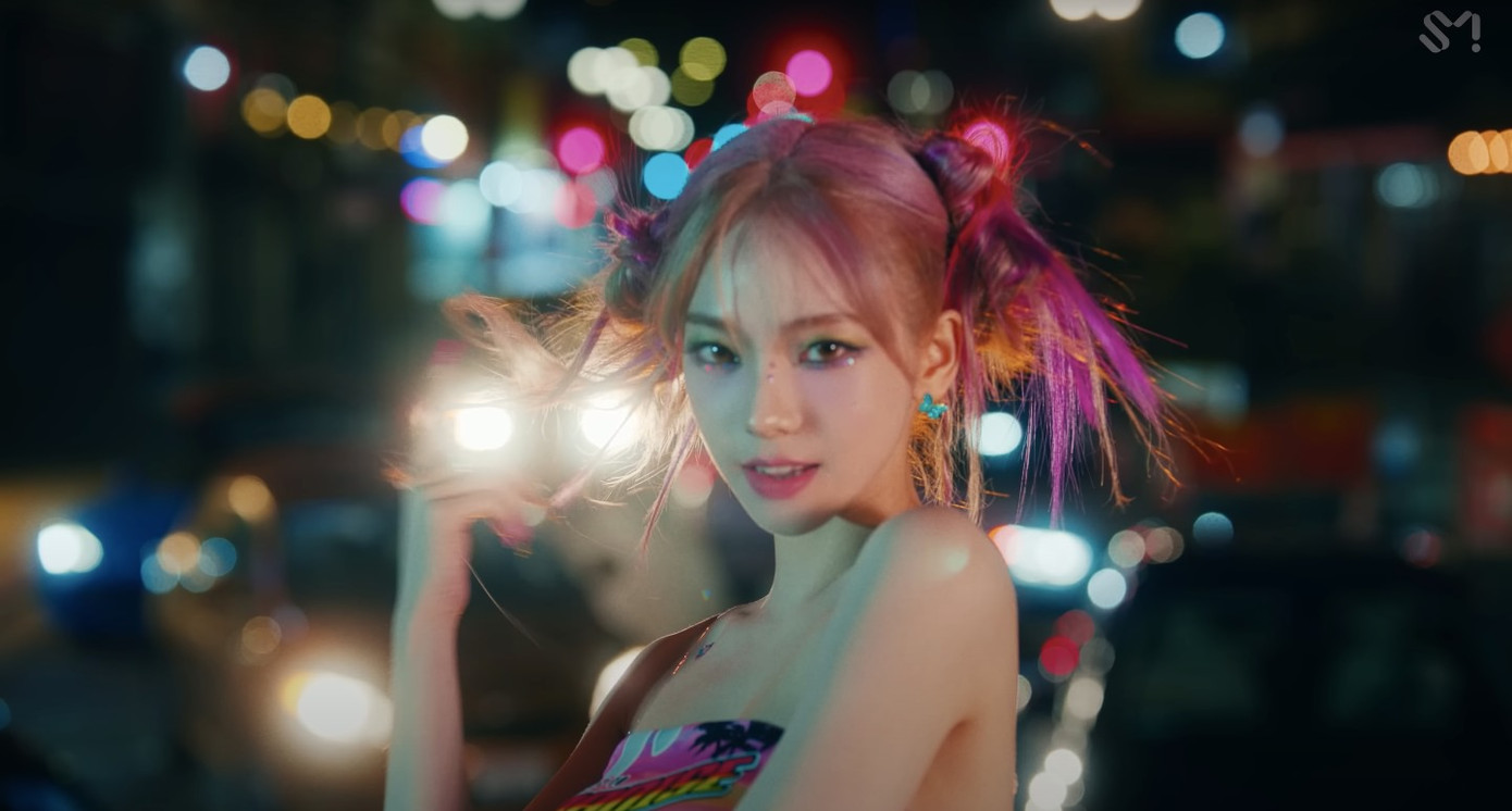 Karina lột xác trong MV Spicy. Karina lột xác trong MV Spicy.