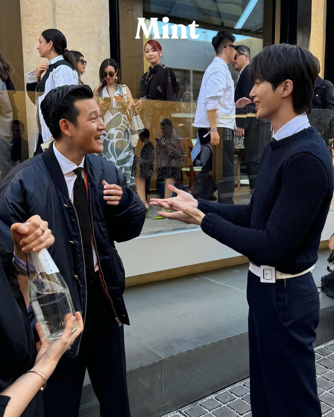 Nam diễn viên hào hứng trò chuyện cùng ca sĩ người Đài Loan Eric Chou. Nam diễn viên hào hứng trò chuyện cùng ca sĩ người Đài Loan Eric Chou.