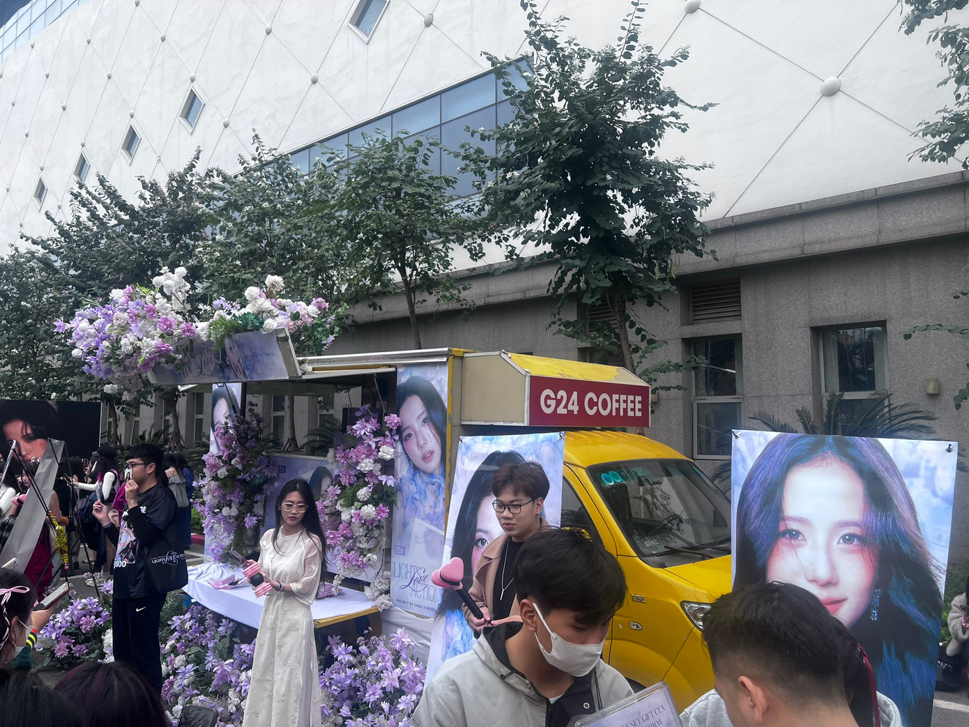 Bên ngoài khu vực diễn ra sự kiện, rất đông khán giả đã tới để check-in.