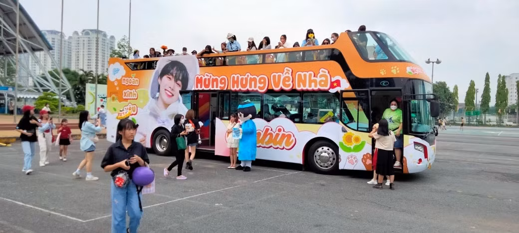 Xe buýt 2 tầng cùng mascot Hanbin nhận được nhiều chú ý.
