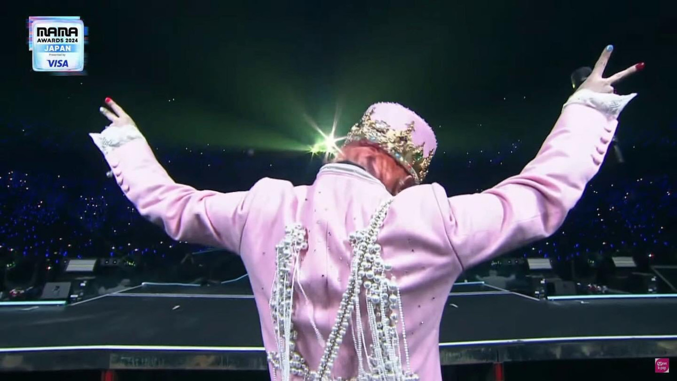 Mọi ánh mắt đều đổ dồn vào G-Dragon, chờ đợi xem "anh Long" sẽ "tung chiêu" gì tại MAMA lần này.