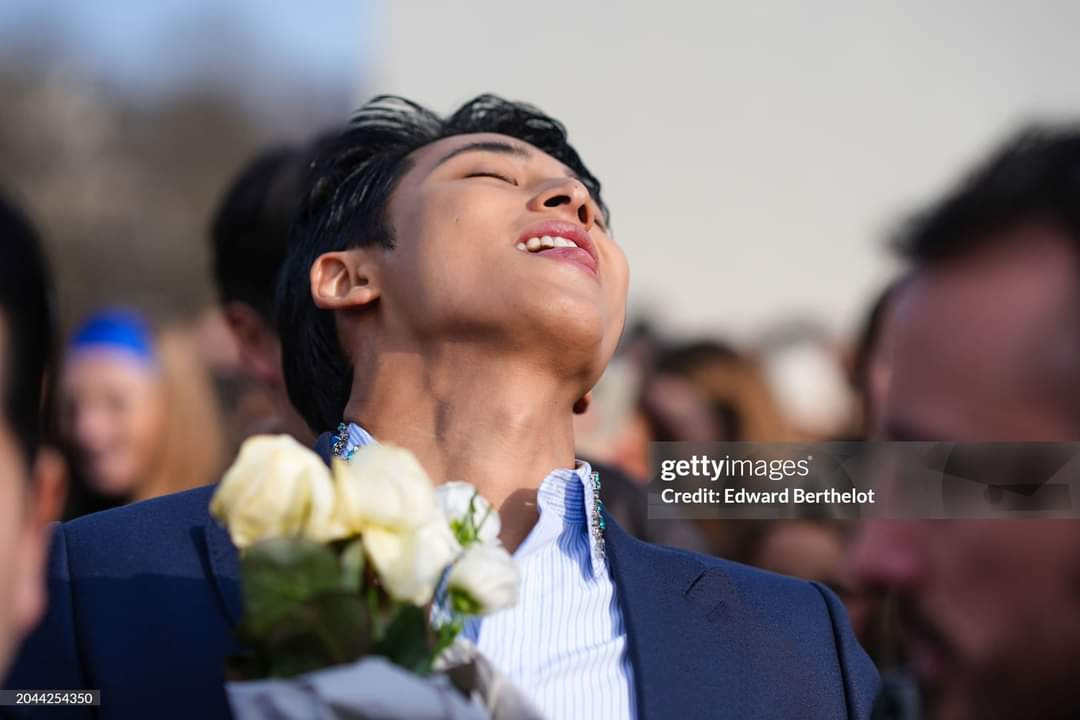 Khoảnh khắc tinh nghịch của nam idol "hớp hồn" người hâm mộ. Đây cũng là một trong những bức ảnh ngàn tim đang "rần rần" trên Twitter (X).