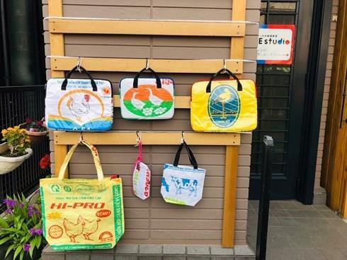 Hình ảnh túi “cám con cò” được bày bán tại một cửa hàng lưu niệm ở Nhật Bản với đa dạng mẫu mã, chủng loại. Hình ảnh túi “cám con cò” được bày bán tại một cửa hàng lưu niệm ở Nhật Bản với đa dạng mẫu mã, chủng loại.