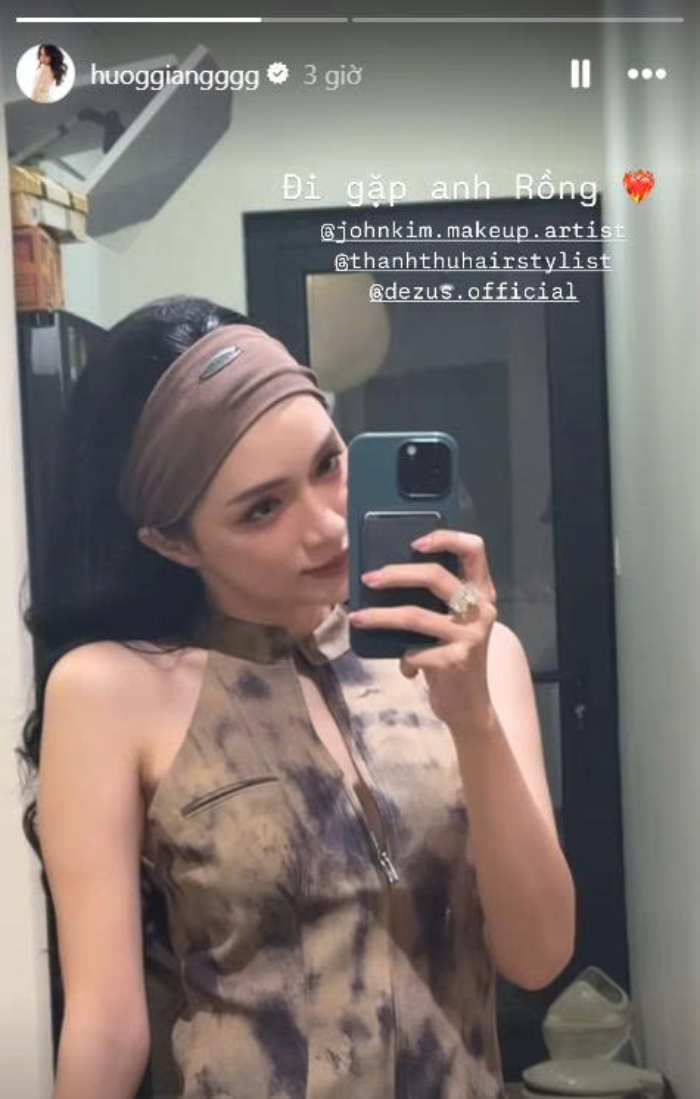 Hương Giang cũng háo hức không kém để đợi gặp anh "Rồng". Hương Giang cũng háo hức không kém để đợi gặp anh "Rồng".