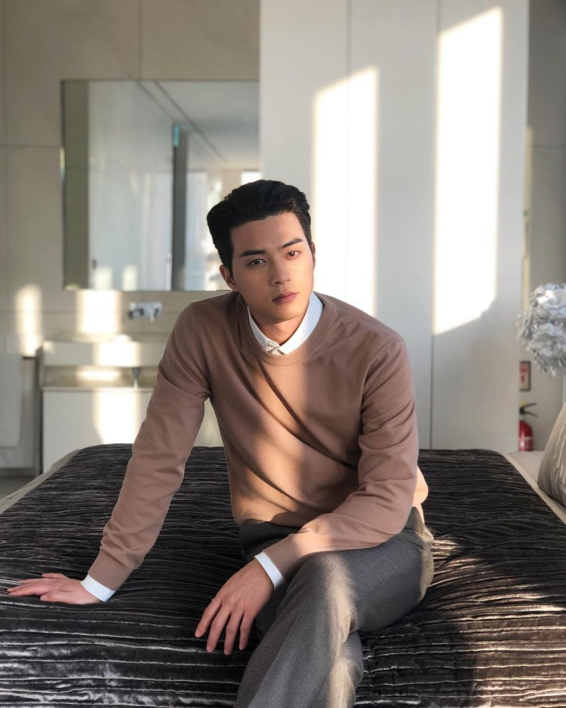 Vẻ ngoài lịch lãm, chuẩn nam thần lại là lí do khiến anh từng chật vật tìm chỗ đứng trong làng diễn xuất. Vẻ ngoài lịch lãm, chuẩn nam thần lại là lí do khiến anh từng chật vật tìm chỗ đứng trong làng diễn xuất.