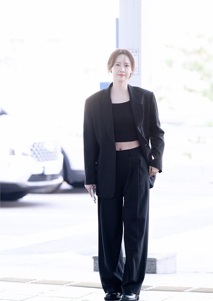 Hình ảnh Yoona trong trang phục với tông đen tại sân bay ngày 27/9. Hình ảnh Yoona trong trang phục với tông đen tại sân bay ngày 27/9.