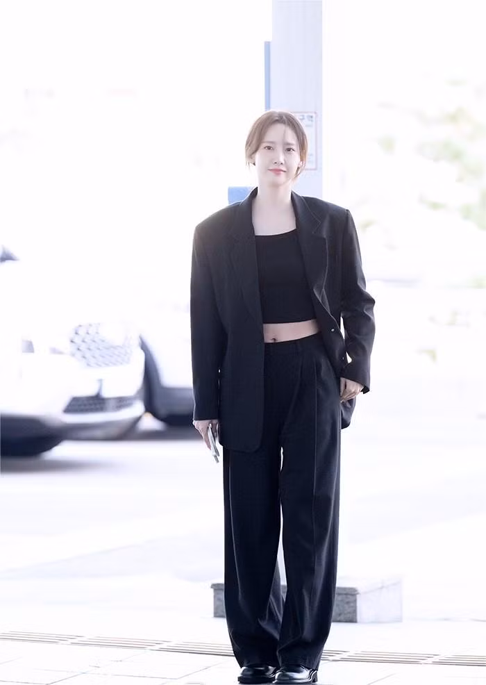 Hình ảnh Yoona trong trang phục với tông đen tại sân bay ngày 27/9.