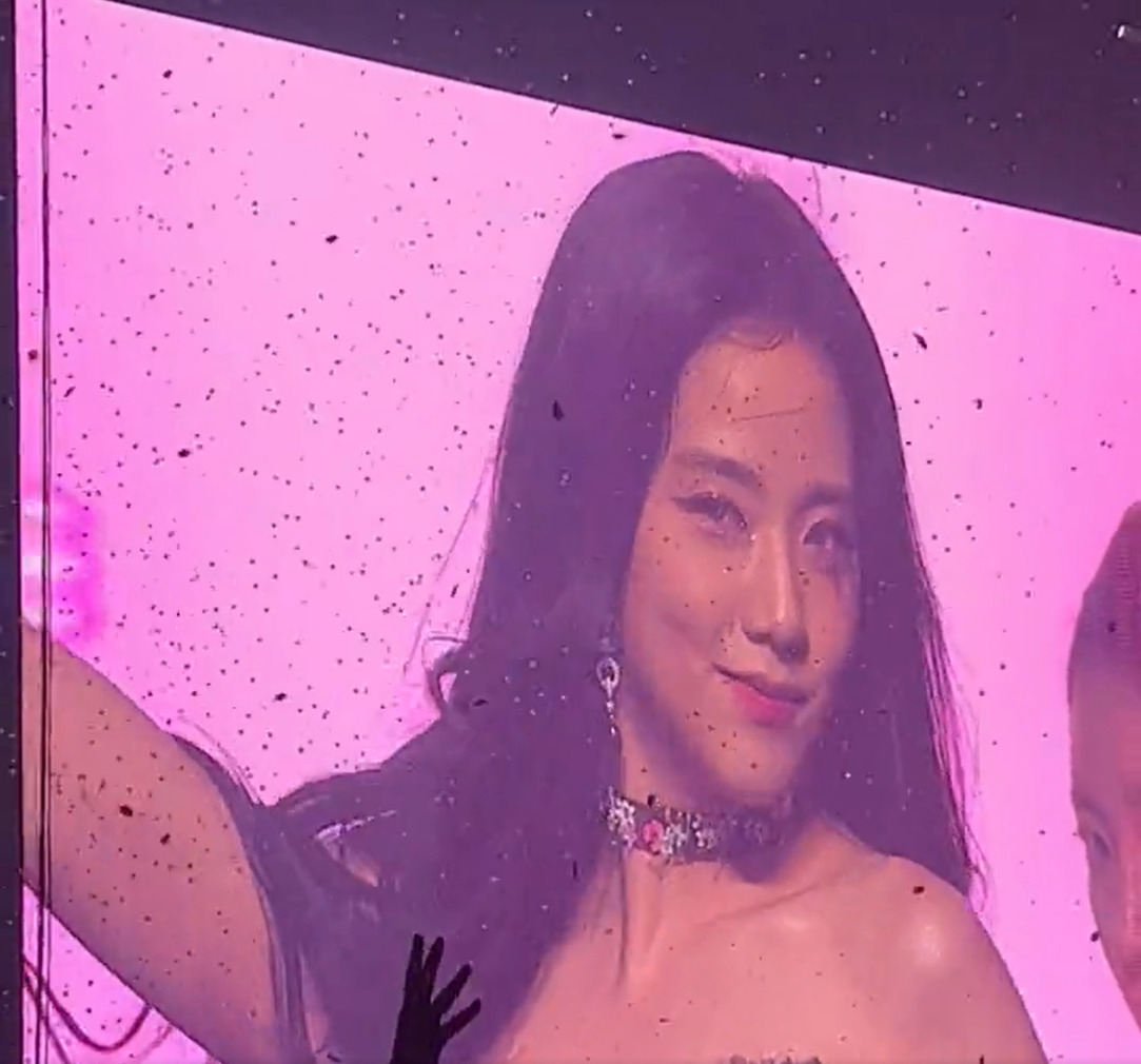 Kết mà đẹp tựa tiên tử của Jisoo khiến ai cũng xuýt xoa thốt lên &quot;Đúng là main visual!&quot;.