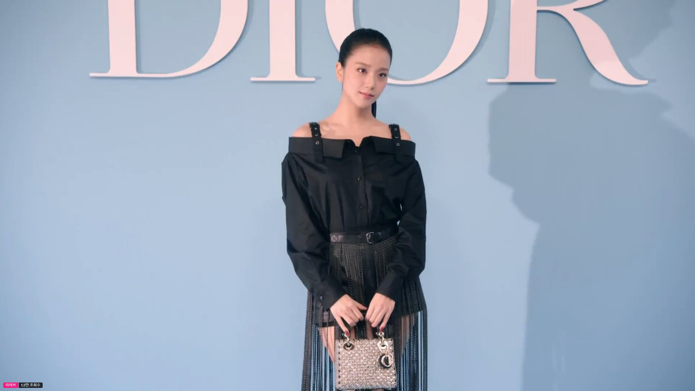 Những hình ảnh đầu tiên của Jisoo tại Paris Fashion Week.