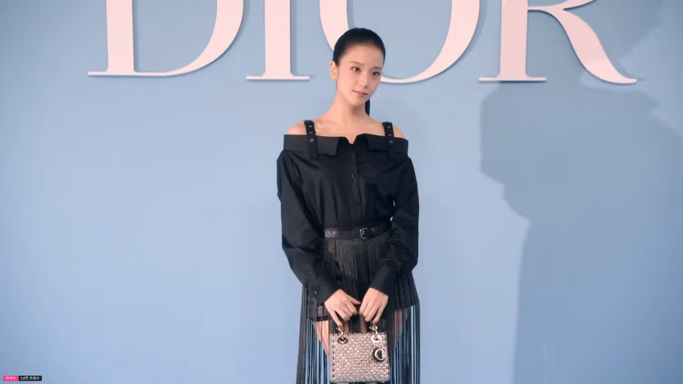 Những hình ảnh đầu tiên của Jisoo tại Paris Fashion Week. Những hình ảnh đầu tiên của Jisoo tại Paris Fashion Week.