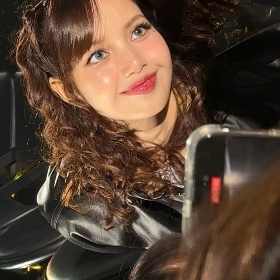 Bức ảnh cận mặt của Lisa được fan chụp bằng cam thường điện thoại vừa đăng tải đã lập tức khiến cõi mạng náo loạn.