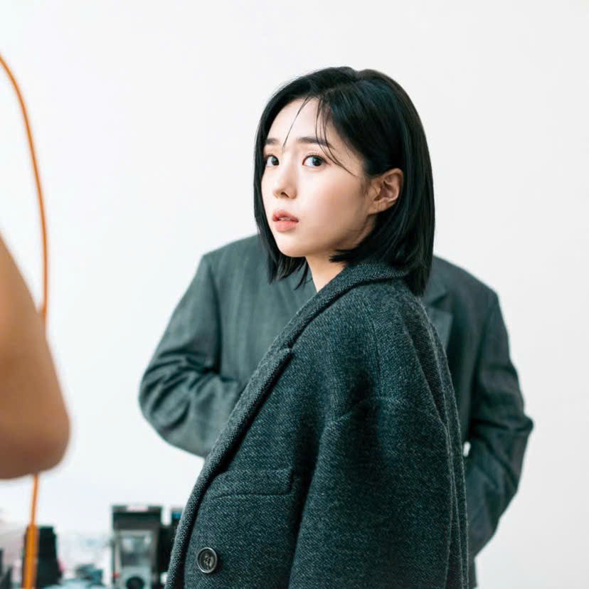 Tạo hình tóc ngắn năng động cùng phong cách thời trang đa dạng của cô trong bộ phim The Fabulous từng được nhận xét là Emily in Paris phiên bản Hàn Quốc. Tạo hình tóc ngắn năng động cùng phong cách thời trang đa dạng của cô trong bộ phim The Fabulous từng được nhận xét là Emily in Paris phiên bản Hàn Quốc.