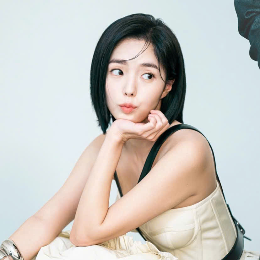 Tạo hình tóc ngắn năng động cùng phong cách thời trang đa dạng của cô trong bộ phim The Fabulous từng được nhận xét là Emily in Paris phiên bản Hàn Quốc. Tạo hình tóc ngắn năng động cùng phong cách thời trang đa dạng của cô trong bộ phim The Fabulous từng được nhận xét là Emily in Paris phiên bản Hàn Quốc.