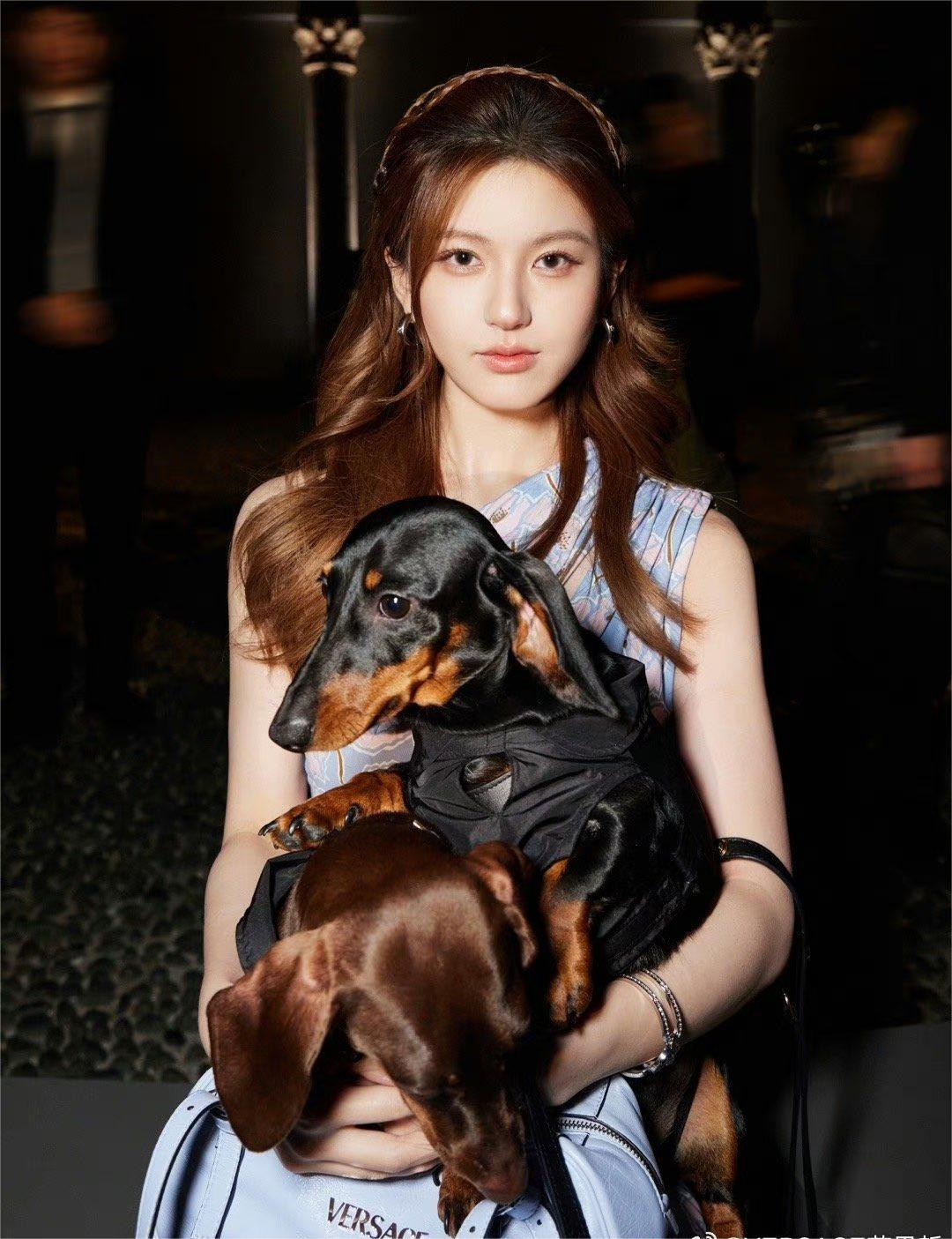 Cô nàng khiến giới mộ điệu kinh ngạc khi đem 2 chú cún cưng tham dự buổi diễn thời trang. Cô nàng khiến giới mộ điệu kinh ngạc khi đem 2 chú cún cưng tham dự buổi diễn thời trang.