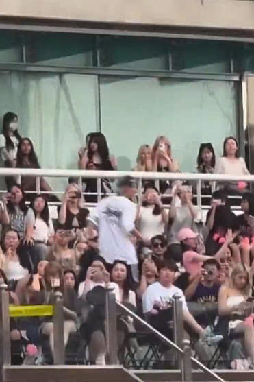 Hai nhóm nhạc nữ nổi bật của thế hệ 4 là IVE và LE SSERAFIM cũng góp mặt tại sự kiện lần này của đàn chị.