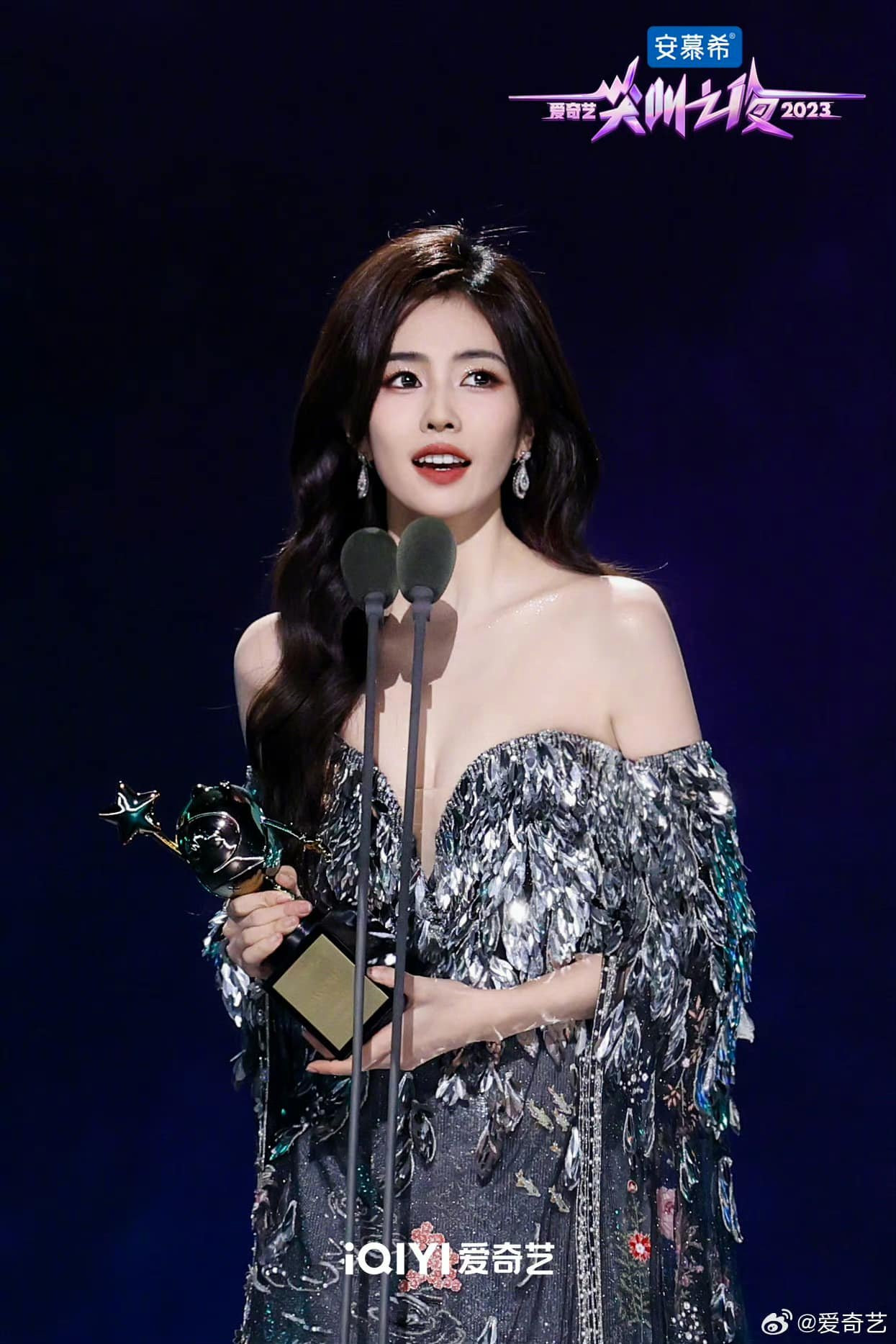 Bạch Lộc phát biểu gây tranh cãi khi nhận giải. Bạch Lộc phát biểu gây tranh cãi khi nhận giải.