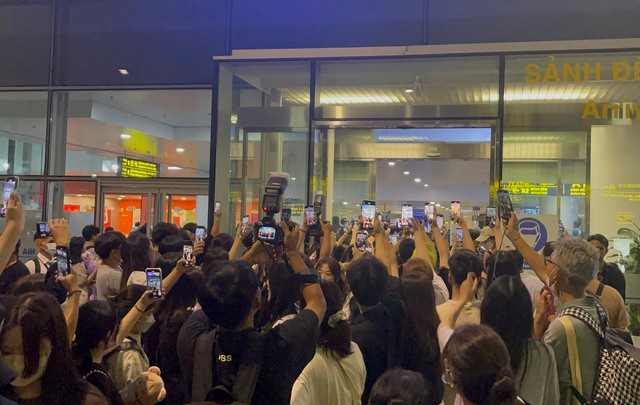 Đám đông vây kín khu vực sảnh chờ của sân bay Nội Bài.