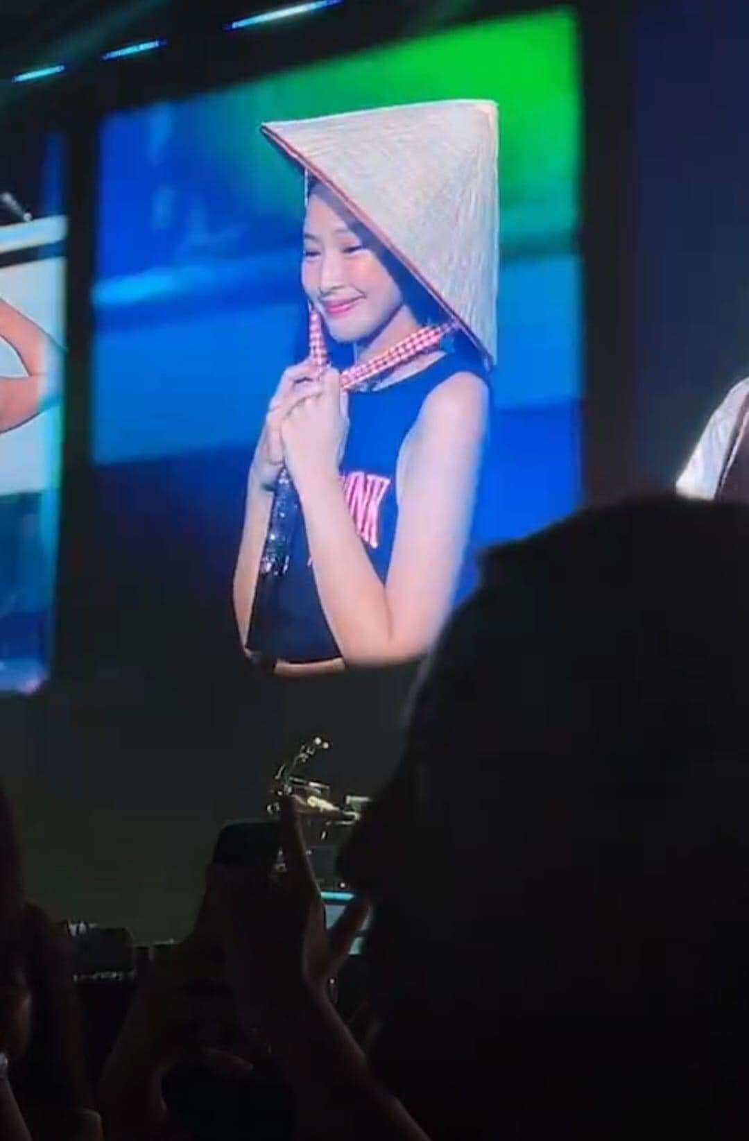 Tới phần encore, BLACKPINK xuất hiện trong chiếc nón lá truyền thống của Việt Nam một lần nữa đánh gục trái tim khán giả Việt.