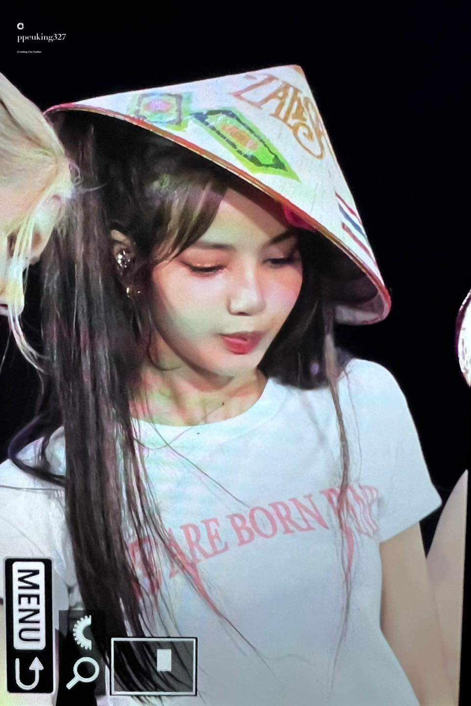 Tới phần encore, BLACKPINK xuất hiện trong chiếc nón lá truyền thống của Việt Nam một lần nữa đánh gục trái tim khán giả Việt.