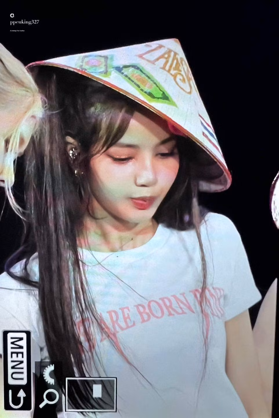 Tới phần encore, BLACKPINK xuất hiện trong chiếc nón lá truyền thống của Việt Nam một lần nữa đánh gục trái tim khán giả Việt.