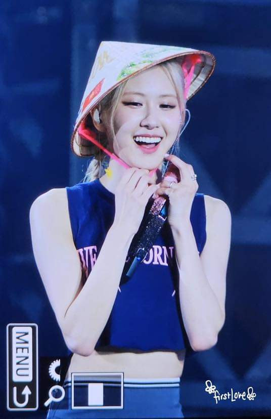 Tới phần encore, BLACKPINK xuất hiện trong chiếc nón lá truyền thống của Việt Nam một lần nữa đánh gục trái tim khán giả Việt.