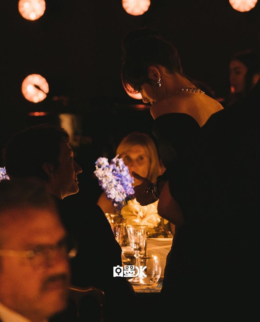 Lisa và Frédéric Arnault ngồi cùng nhau ở sự kiện của BVLGARI trước khi chính thức nổ ra tin hẹn hò, nhiều người cho rằng khoảnh khắc "mờ ám" này là lúc cả hai bắt đầu tìm hiểu nhau. Lisa và Frédéric Arnault ngồi cùng nhau ở sự kiện của BVLGARI trước khi chính thức nổ ra tin hẹn hò, nhiều người cho rằng khoảnh khắc "mờ ám" này là lúc cả hai bắt đầu tìm hiểu nhau.