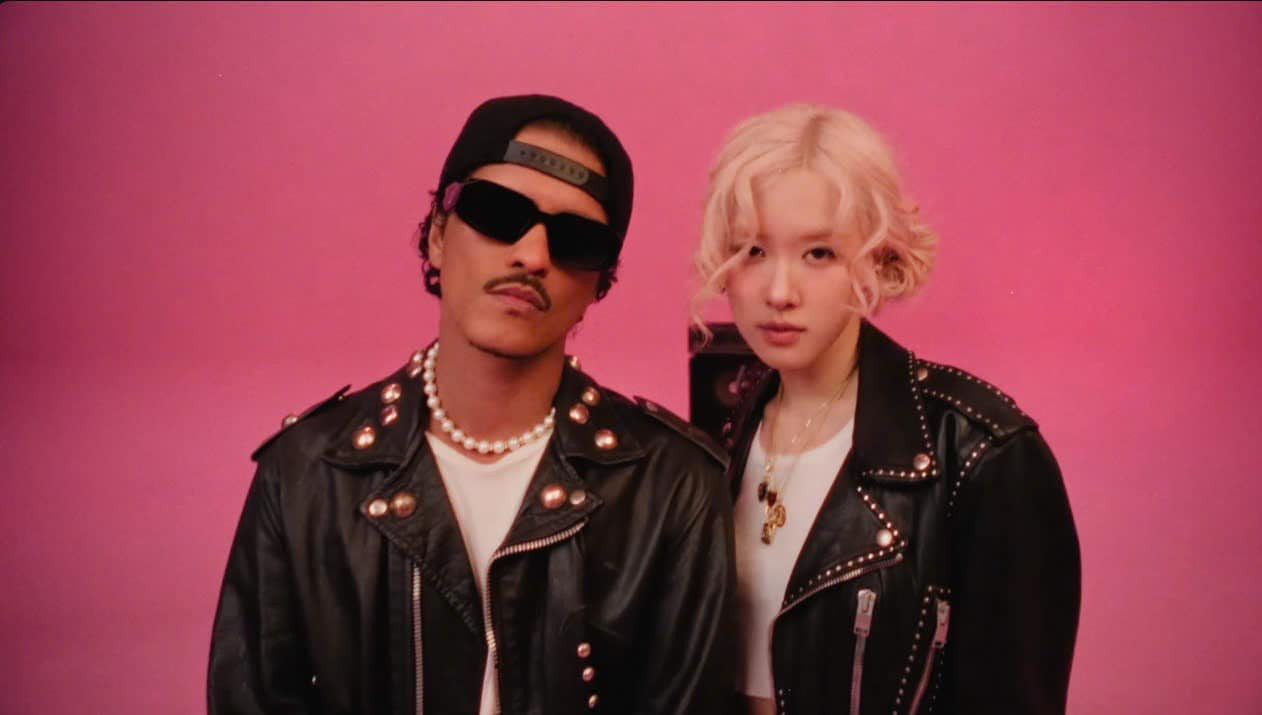 Ca khúc nhận được sự chú ý khi có sự "bắt tay" của hàng loạt nhạc sĩ nổi tiếng. Ca khúc nhận được sự chú ý khi có sự "bắt tay" của hàng loạt nhạc sĩ nổi tiếng.