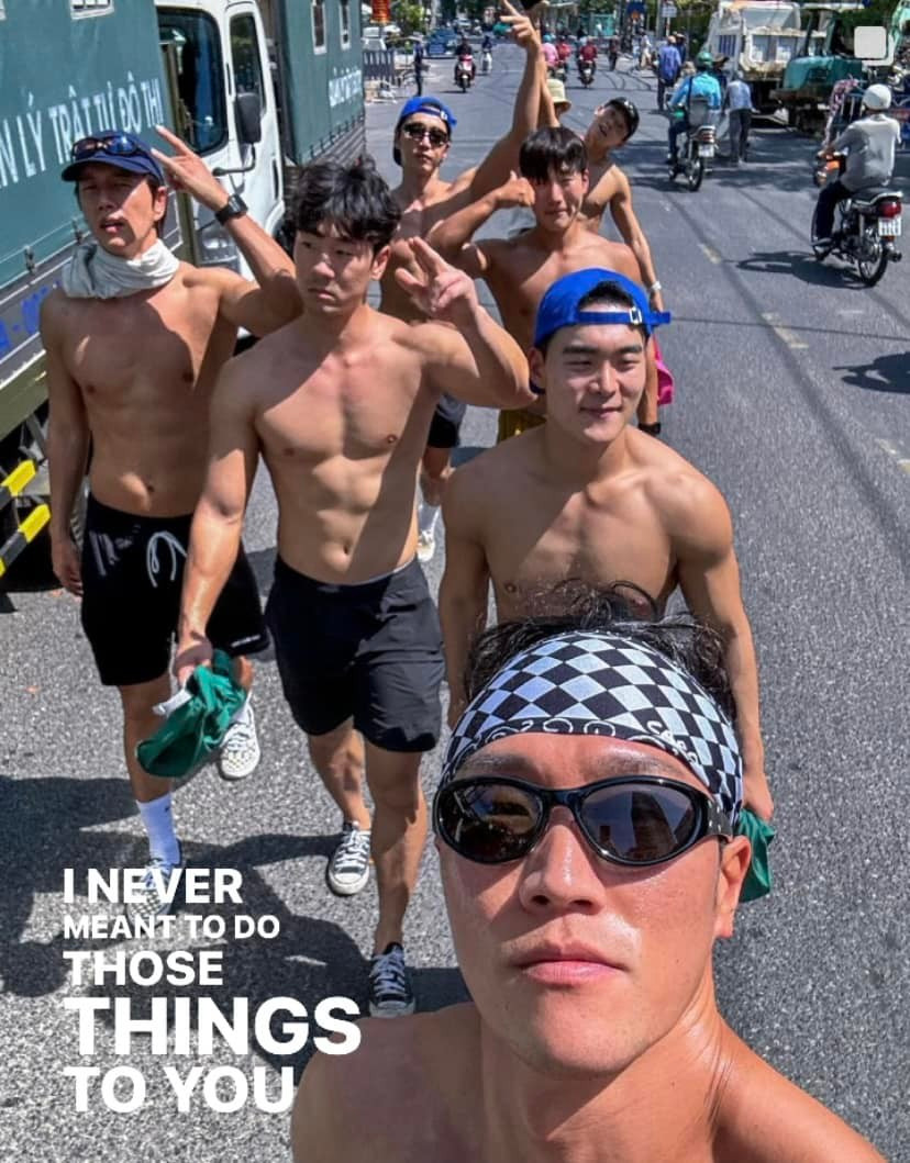 Nhóm thức dậy từ 5h sáng để chạy bộ và rèn luyện thể lực. - Nguồn ảnh: itsjuneberry Nhóm thức dậy từ 5h sáng để chạy bộ và rèn luyện thể lực. - Nguồn ảnh: itsjuneberry