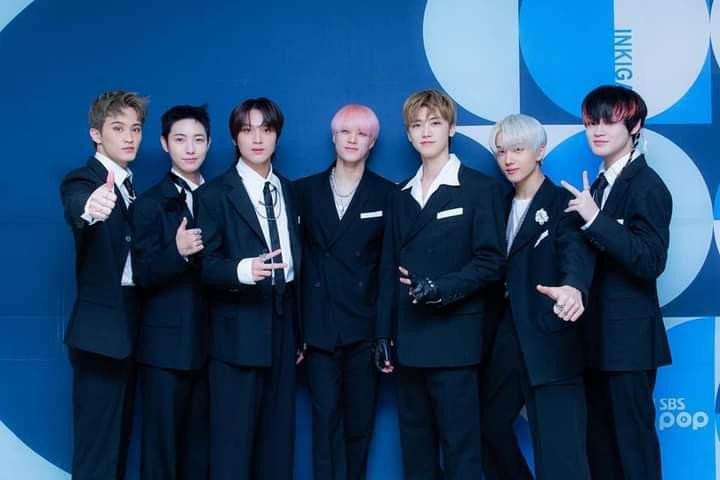 NCT DREAM trong buổi họp báo comeback. NCT DREAM trong buổi họp báo comeback.