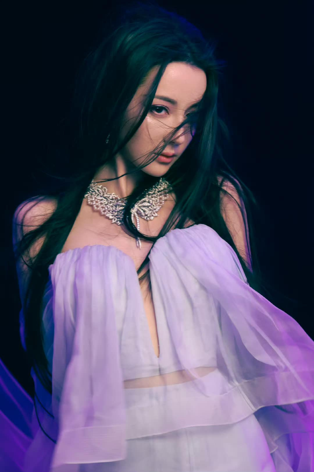 Nhiệt Ba được khen "đẹp không góc chết", ngay cả trong những bức ảnh hậu trường.