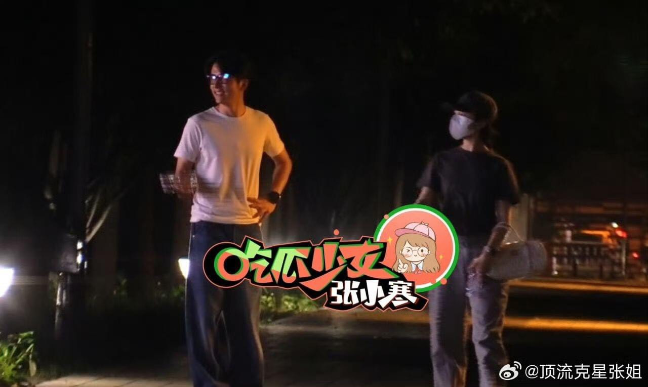 Đôi tình nhân đón nhau chạy bộ tại công viên, sau đó cùng trở về nhà của Trương Tân Thành. Từ đó, đặt ra nghi vấn hai ngôi sao đã sống chung. Đôi tình nhân đón nhau chạy bộ tại công viên, sau đó cùng trở về nhà của Trương Tân Thành. Từ đó, đặt ra nghi vấn hai ngôi sao đã sống chung.