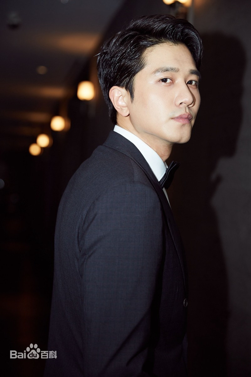 Sở hữu chiều cao cực ấn tượng 1m92, làn da rám nắng cùng gương mặt góc cạnh điển trai, Bành Quán Anh lại nhiều lần khiến khán giả "sôi máu". Sở hữu chiều cao cực ấn tượng 1m92, làn da rám nắng cùng gương mặt góc cạnh điển trai, Bành Quán Anh lại nhiều lần khiến khán giả "sôi máu".