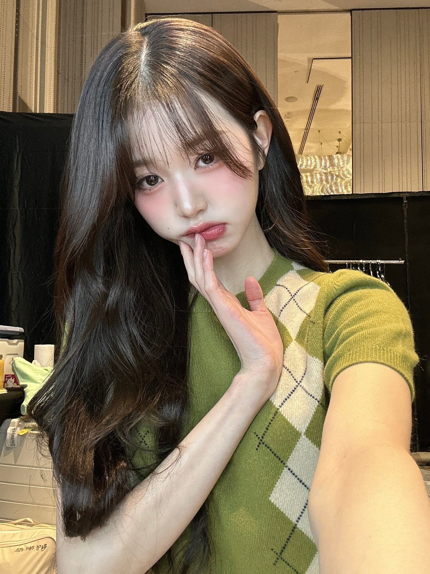 Hai bức ảnh này được Wonyoung chia sẻ trên Bubble. Chỉ vài dáng selfie cơ bản, bức ảnh này khiến không ít người xuýt xoa vì nhan sắc xinh đẹp của cô.