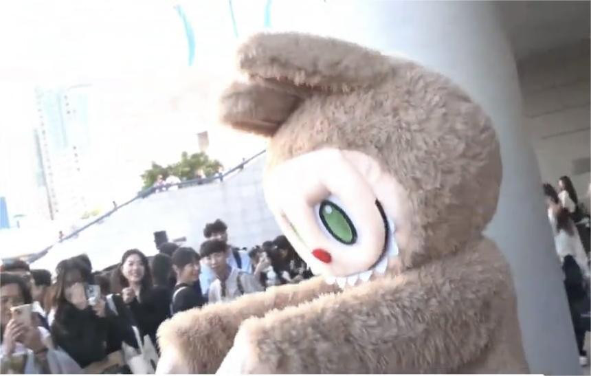 Labubu mà Lisa mê đắm cũng tới xem fan meetup.