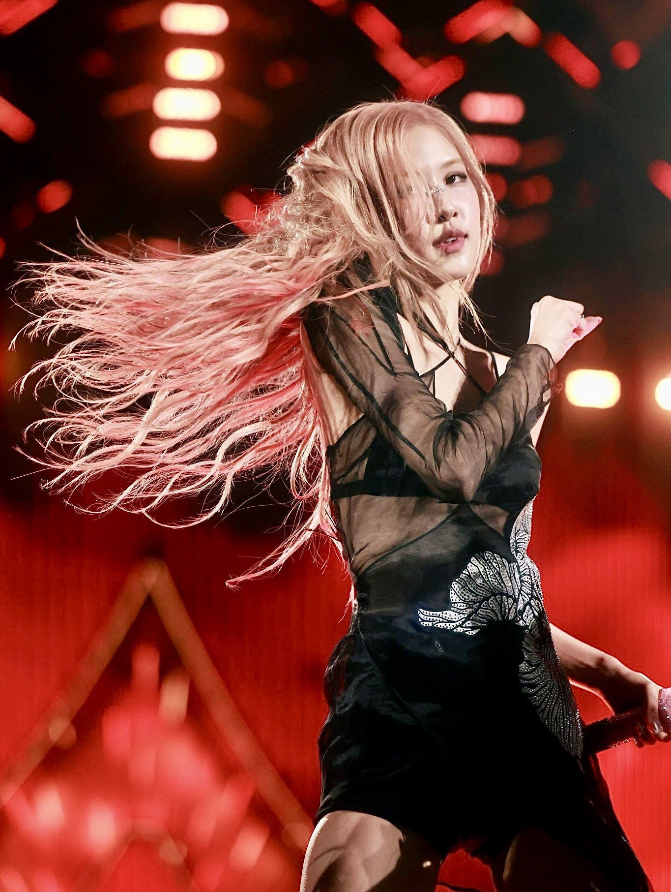 Mái tóc tung bay trong gió của Rosé tại đêm diễn của tuần 2 Coachella 2023 khiến fan nhớ lại khoảnh khắc huyền thoại tạo nên biệt danh "con gái thần gió" của Rosé tại Coachella 2019. Mái tóc tung bay trong gió của Rosé tại đêm diễn của tuần 2 Coachella 2023 khiến fan nhớ lại khoảnh khắc huyền thoại tạo nên biệt danh "con gái thần gió" của Rosé tại Coachella 2019.